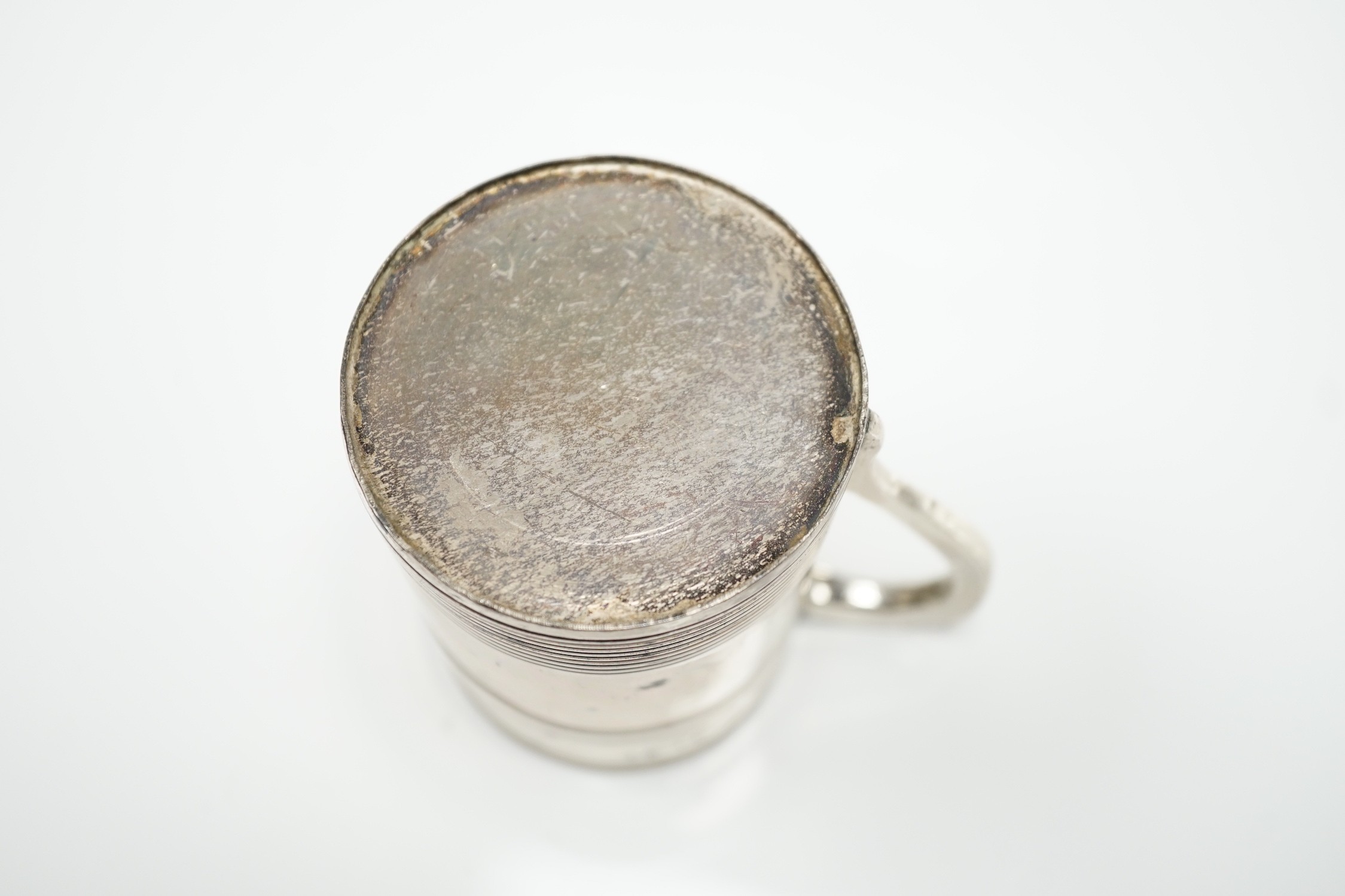 A George III reeded silver small mug, London, 1795, height 70mm, 99 grams.